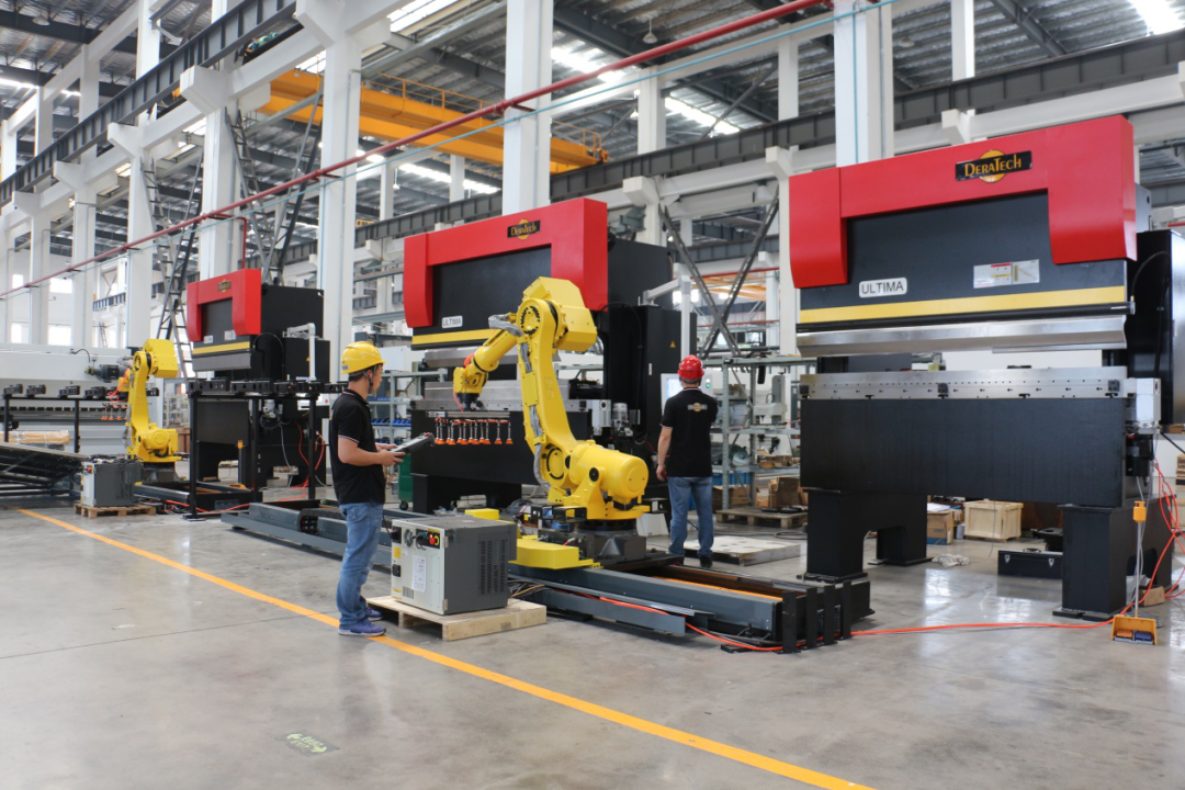 非常"3+2"/智能化机器人折弯单元，3台油电混合数控折弯机+2套Fanuc机器人全面进入联机调试阶段，即将进入香港客户工厂